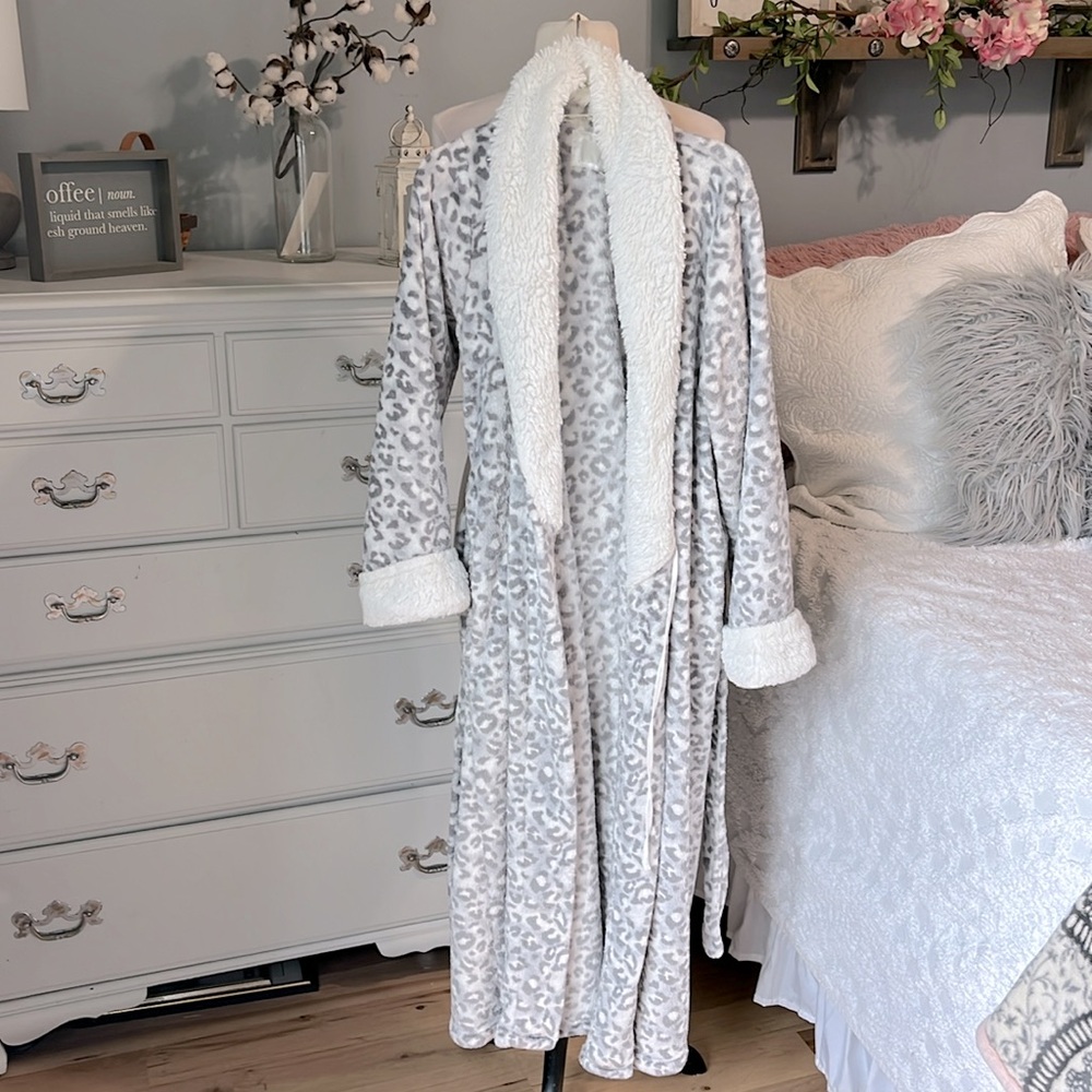Plush Midi Robe - Picture 3 of 14